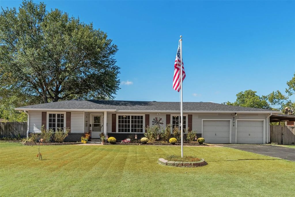 205 Laurel Trail, Terrell