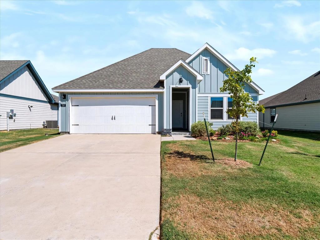 740 Amelia Court, Pilot Point
