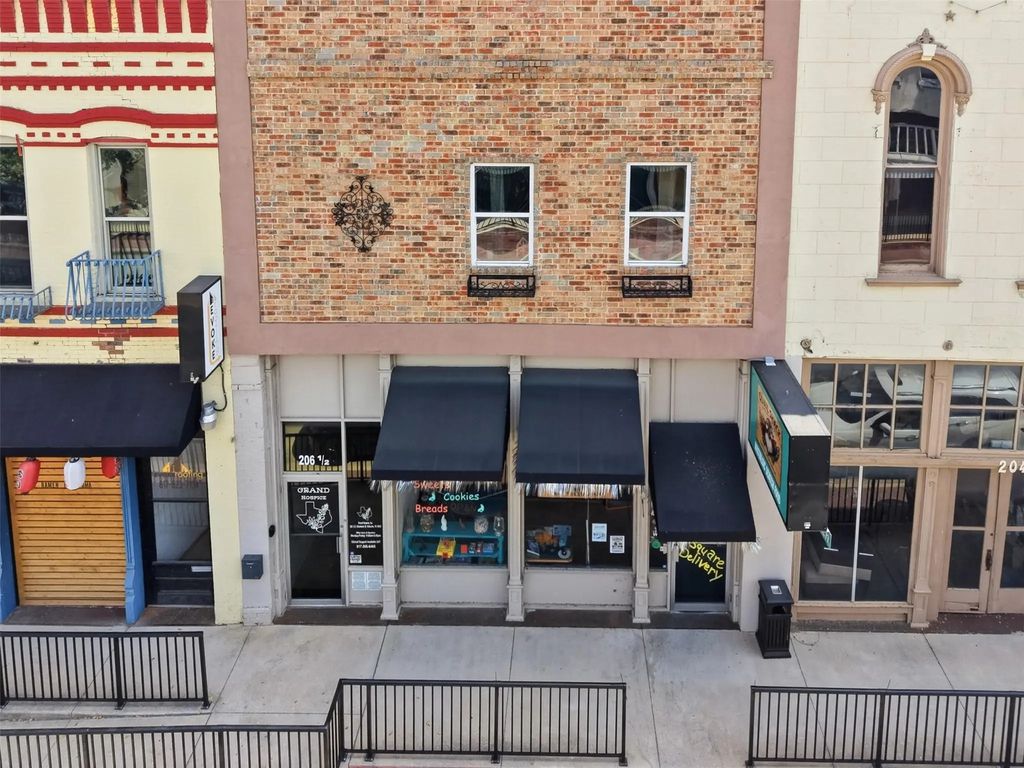206 E Chambers Street, Cleburne