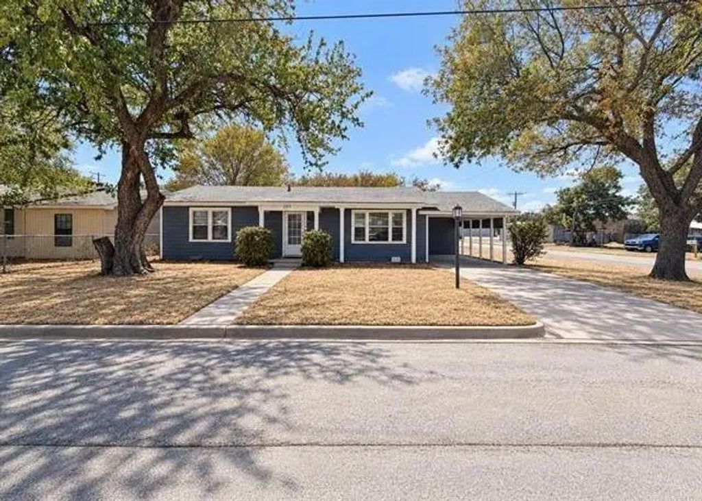 203 E Spring, Henrietta
