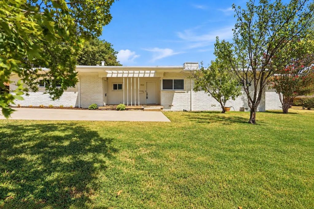 3921 Clayton Road E, Fort Worth