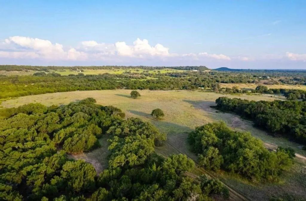 518 County Road 1403, Lometa