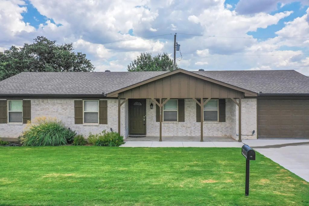 128 Oak Creek Street, Jacksboro