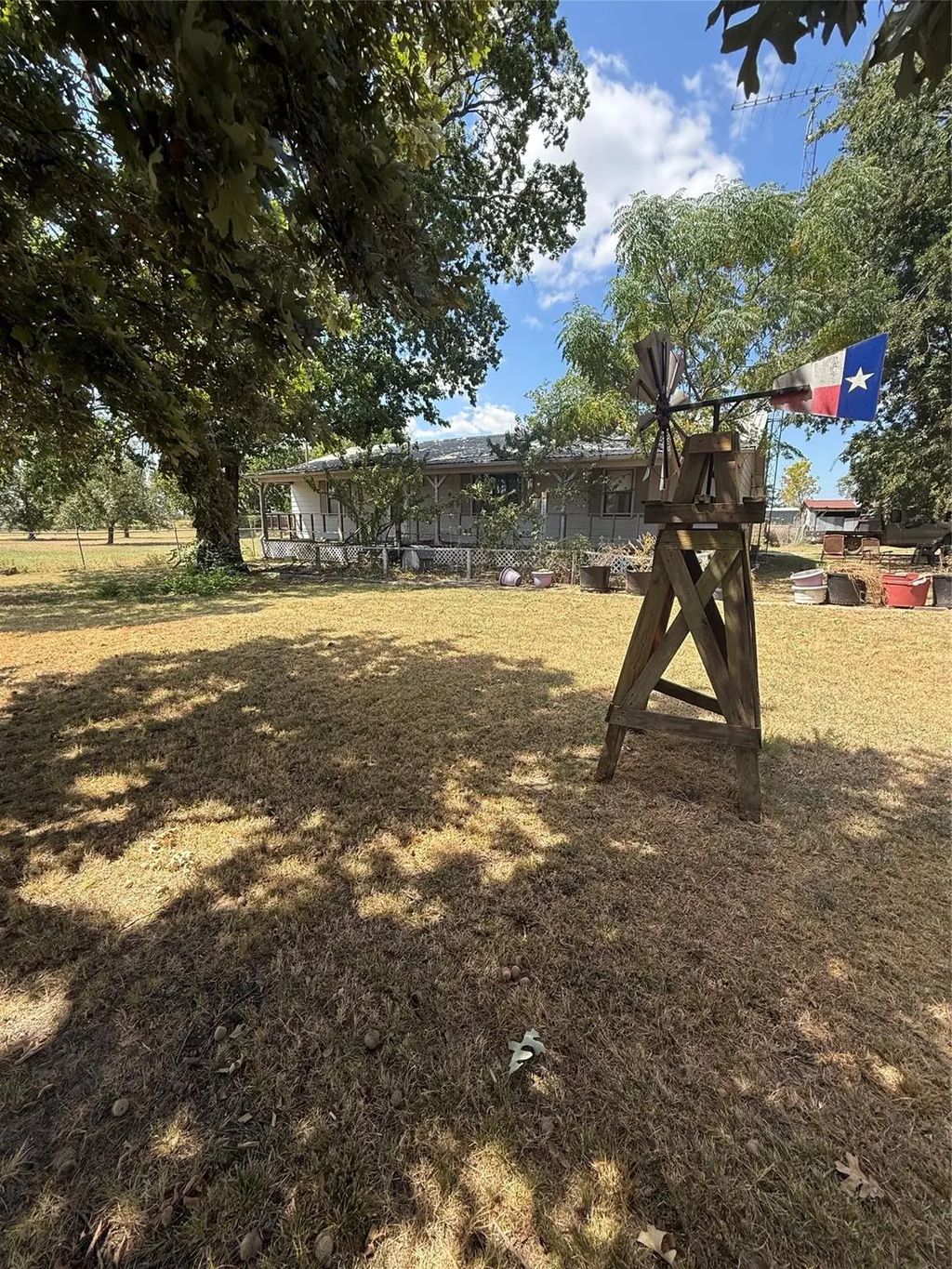 4411 Fm 100, Honey Grove