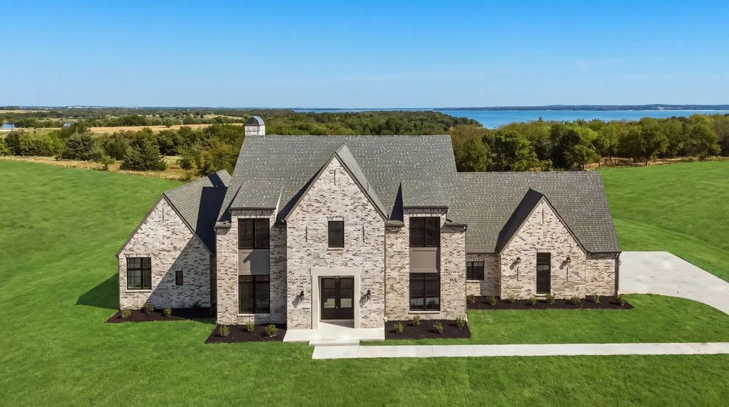 1111 Lakeway Drive, Sanger