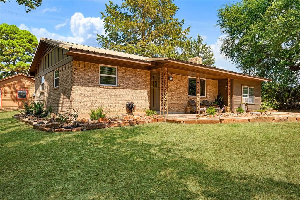 506 County Road 34710, Paris
