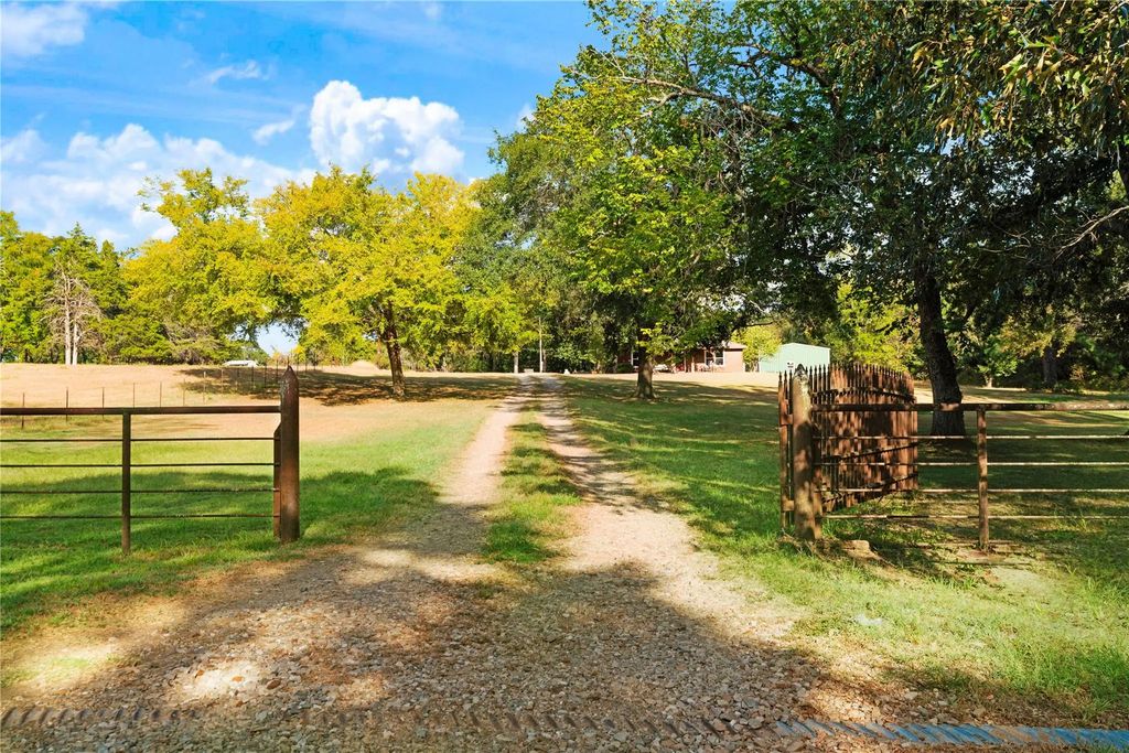 1965 County Road 44250, Powderly