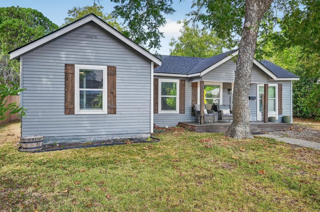 209 Cynisca Street, Waxahachie