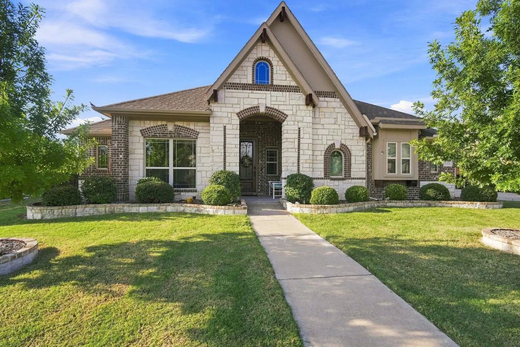 518 Stillwater Drive, Waxahachie