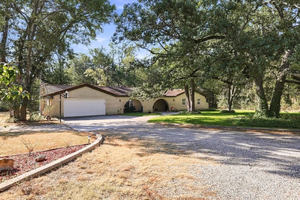 2126 County Road 1450, Bonham