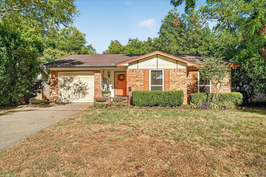 209 S Scott Street, Burleson