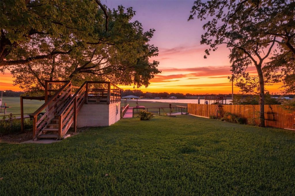 284 Shoreline Drive N, Azle