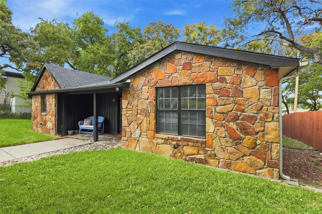 284 Shoreline Drive N, Azle