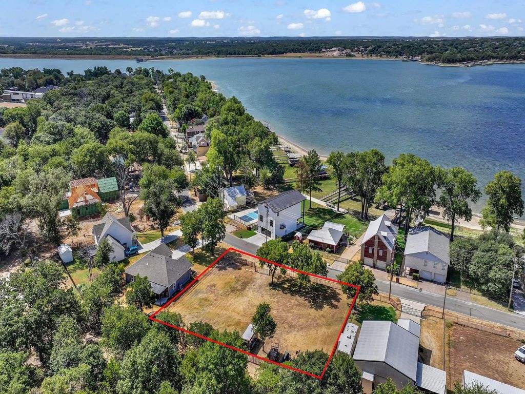 1518 E Lake Drive, Weatherford