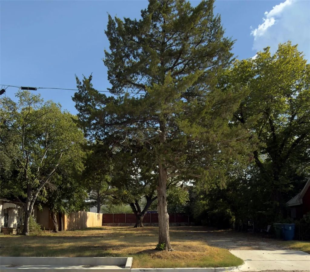 132 W College Street, Lewisville