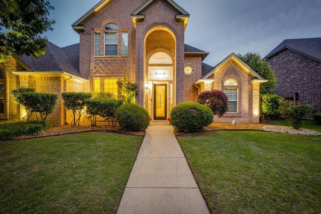 912 Thomas Crossing Drive, Fort Worth