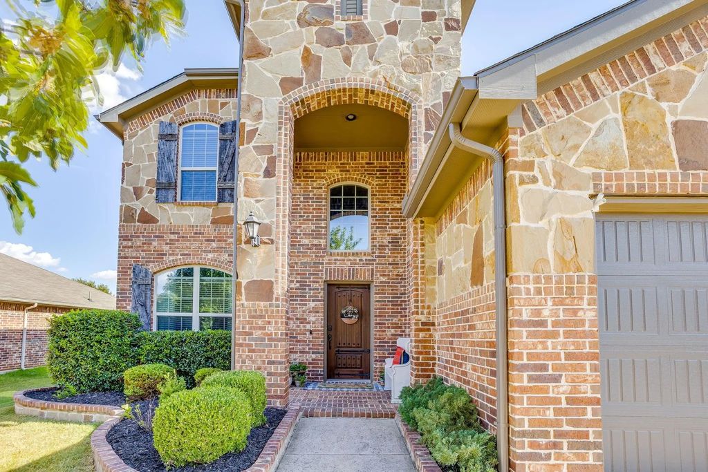 352 Pin Cushion Trail, Burleson