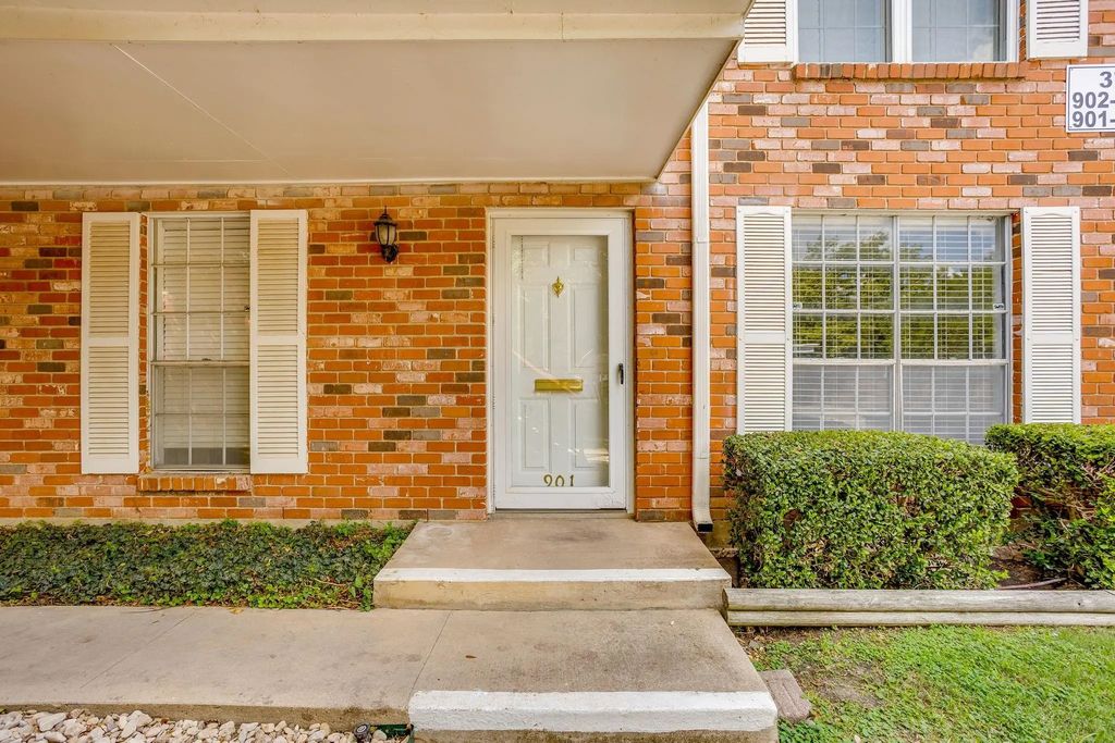 901 Roaring Springs Road, Fort Worth