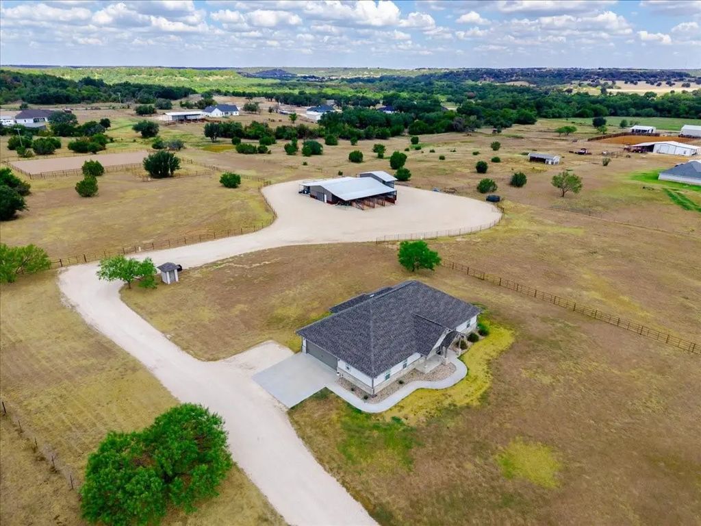 335 Remuda Trail, Stephenville