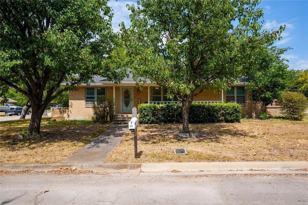 223 Hillcrest Street, Sanger