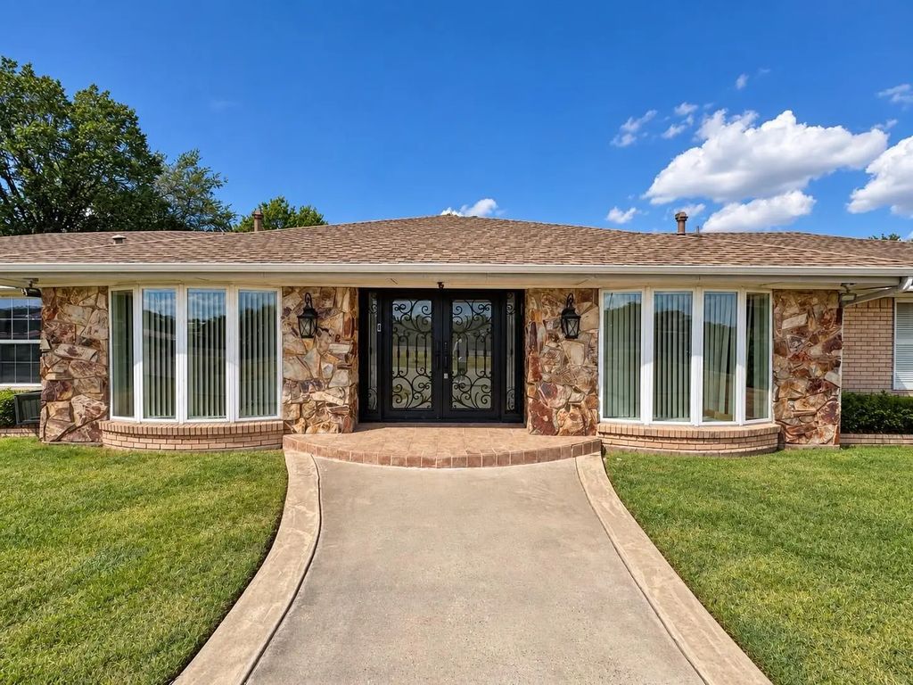 6545 Lyndon B Johnson Freeway, Dallas