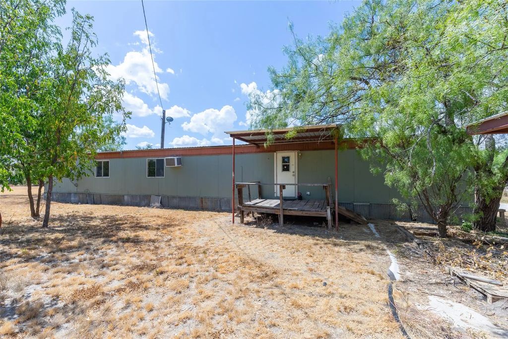 1186 Private Road 2431, Clyde
