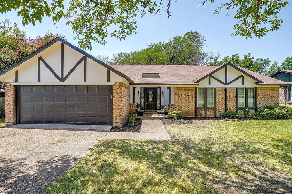 105 Lakeway Drive, Benbrook