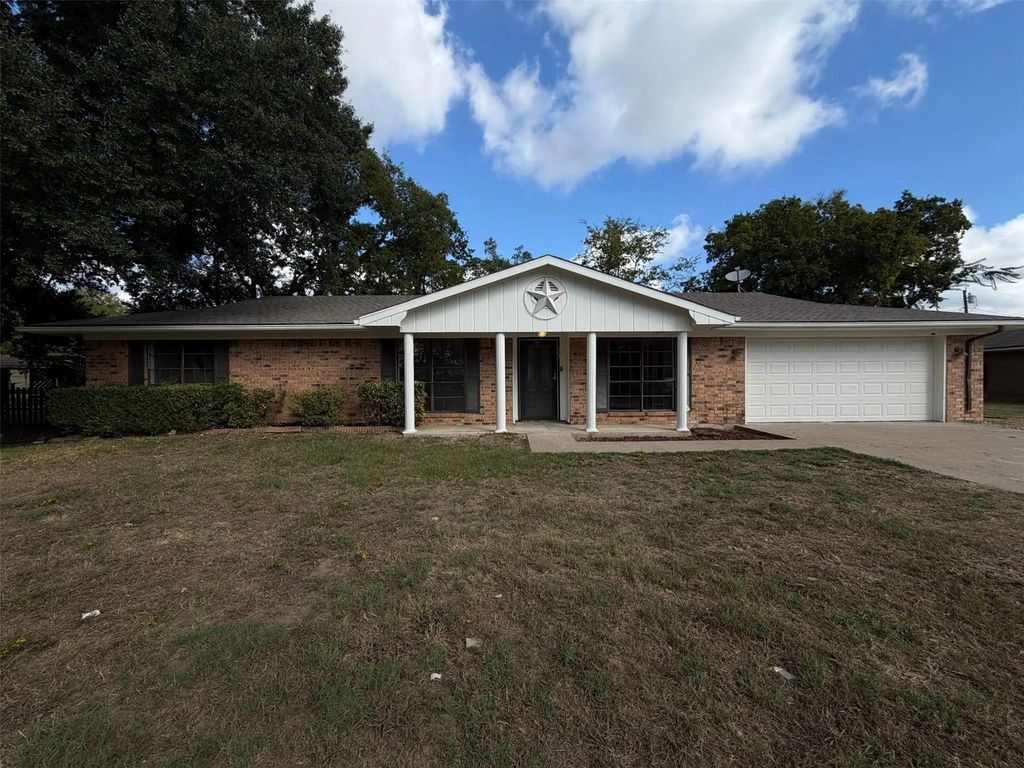 203 Frost Creek Avenue, Groesbeck