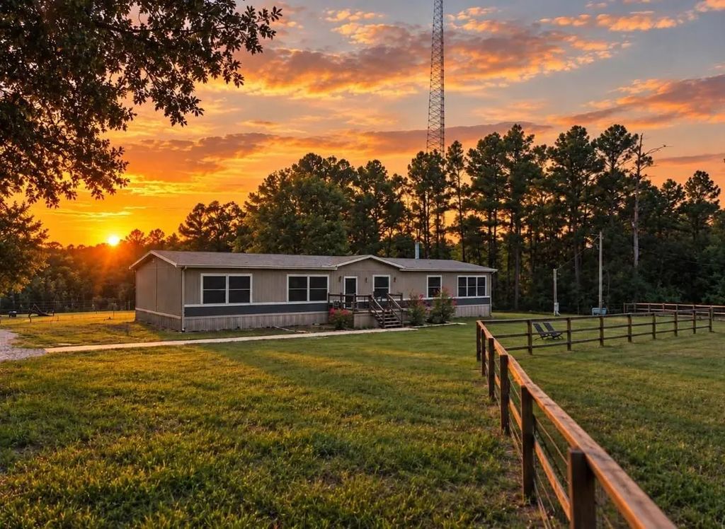 5789 Fm 811, Centerville
