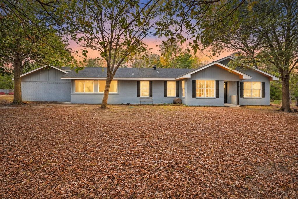102 Old Pecan, Ennis