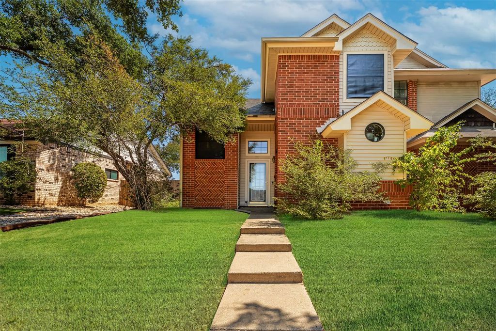 2702 Stratford Court, Euless