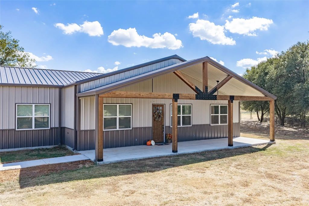 1123 Paradise Parkway, Poolville