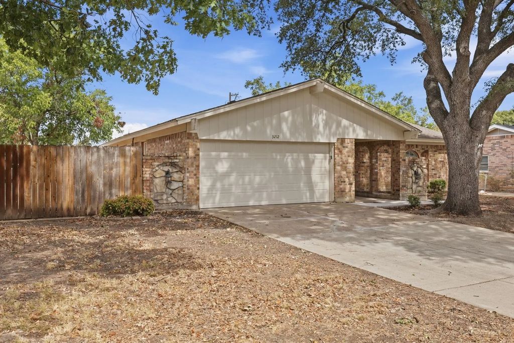 3212 Glenmont Drive, Fort Worth