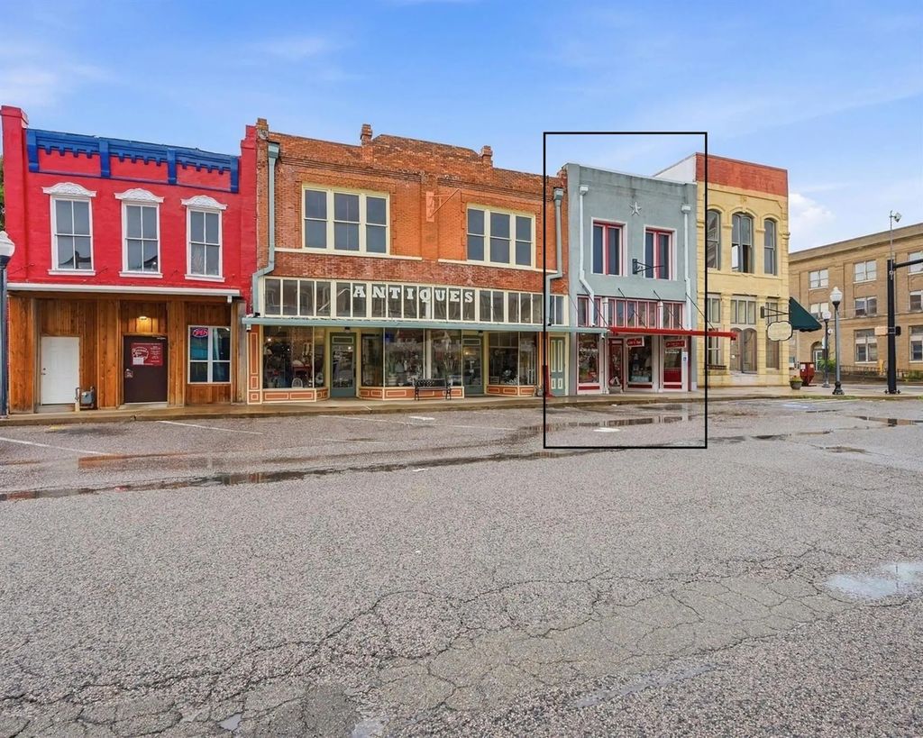 325 N Main Street, Bonham
