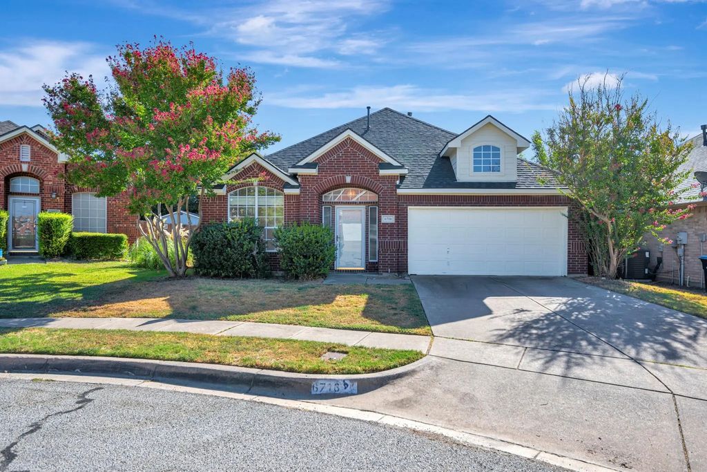 6716 Armstrong Court, Fort Worth
