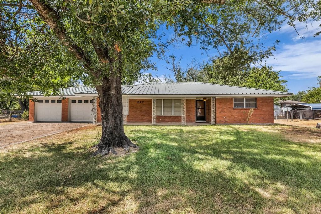 817 E Holly Lane, Mexia