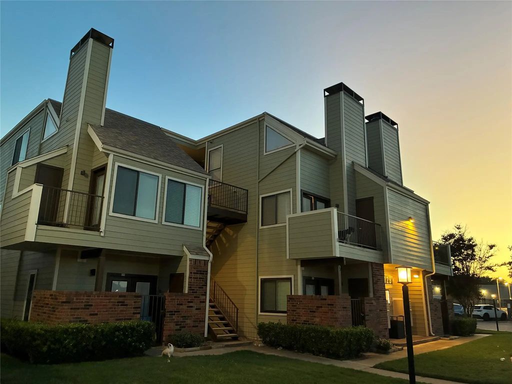 3129 Sondra Drive 205, Fort Worth