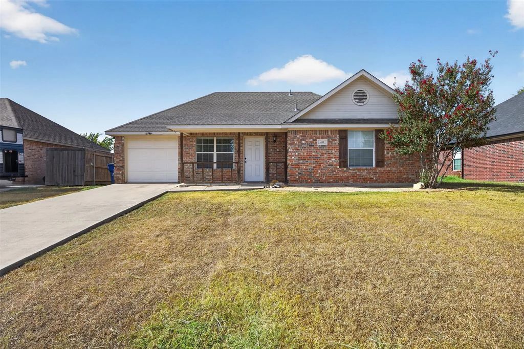 611 Oliver Lane, Waxahachie