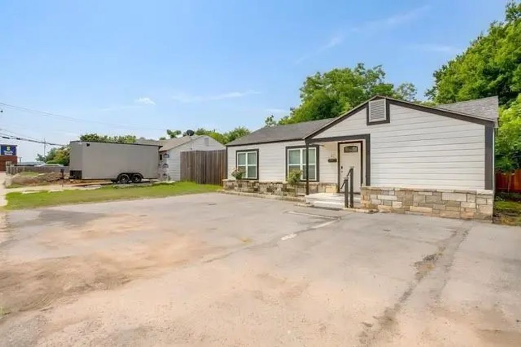 412 S Morgan Street, Granbury