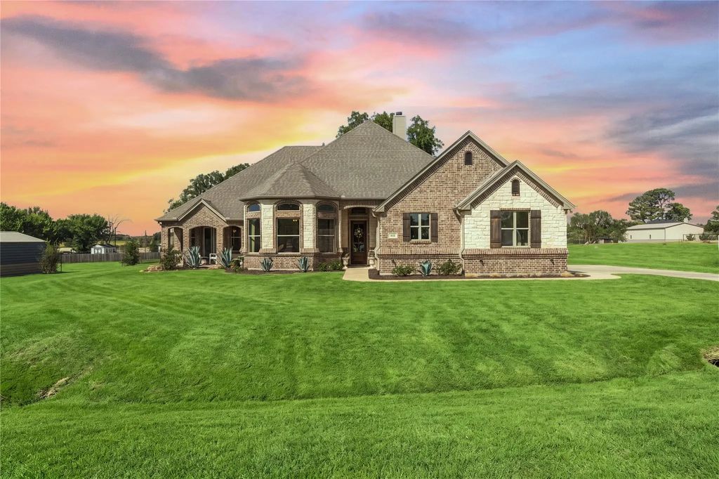 111 Eagle Point N, Azle