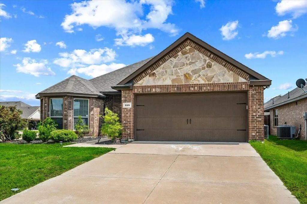 228 Garden Grove Drive, Waxahachie