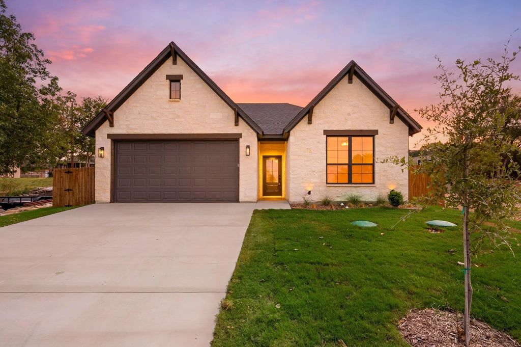 605 Mustang Trail, Granbury