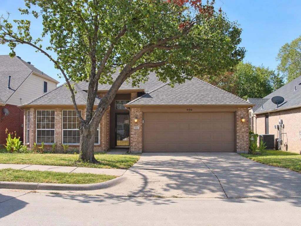 606 Lake Bridge Drive, Lake Dallas