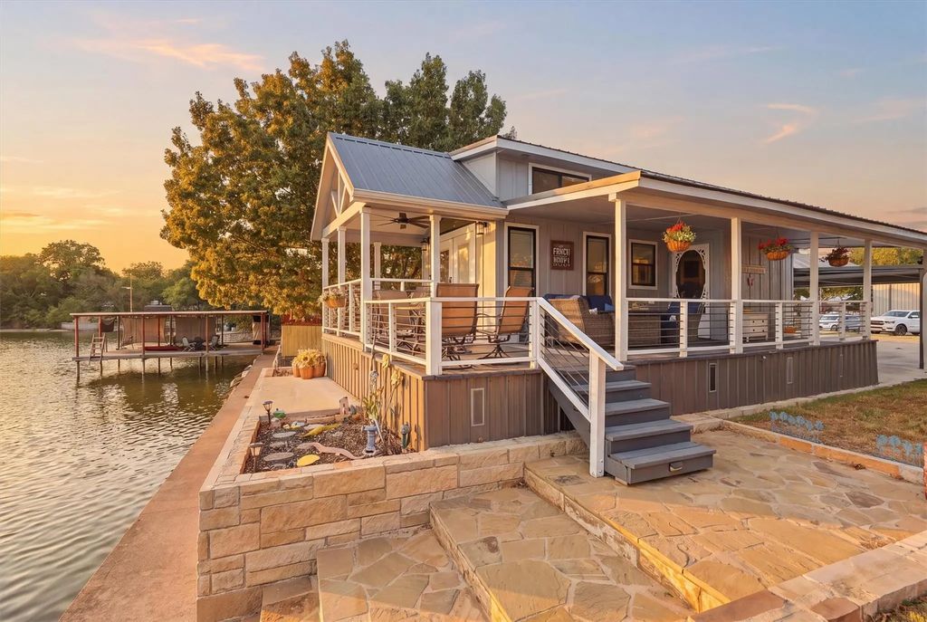 817 Brazos Harbor Circle, Granbury