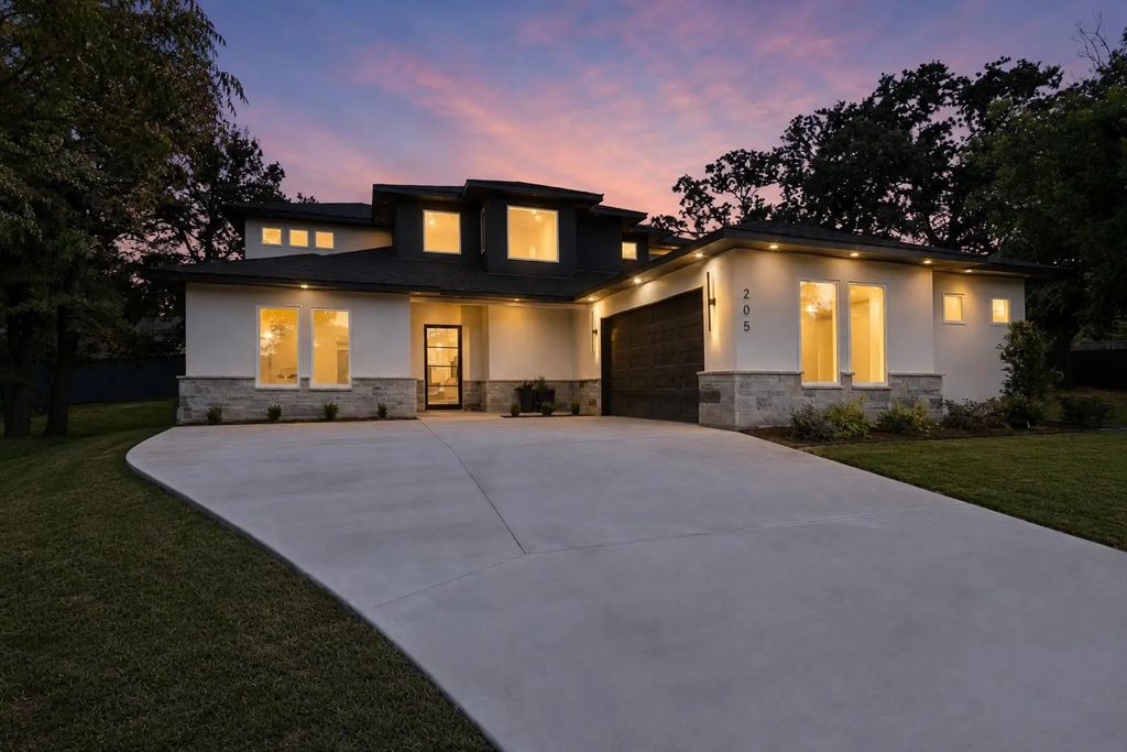 205 Familia Court, Azle