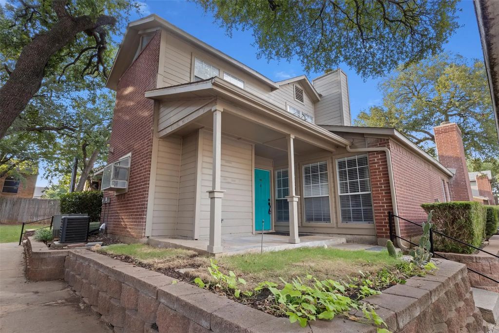 1424 Meadowood Village Drive, Fort Worth