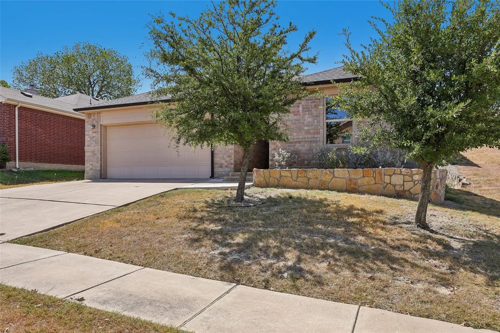 908 Blackberry Trail, Fort Worth