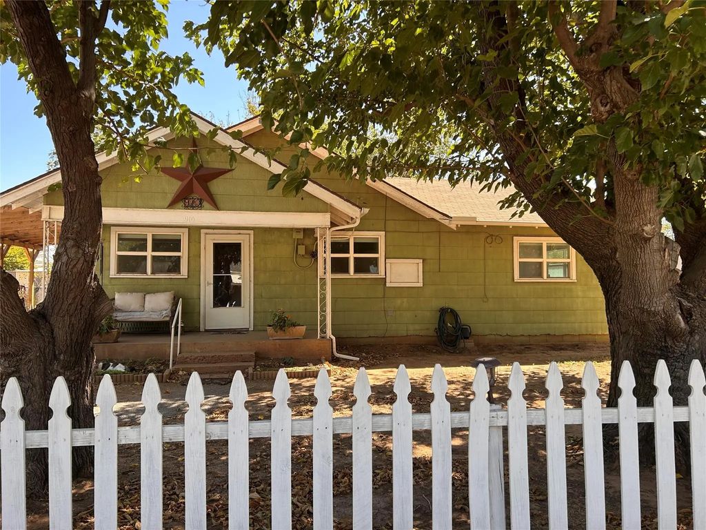 910 Plainview Road, Seymour