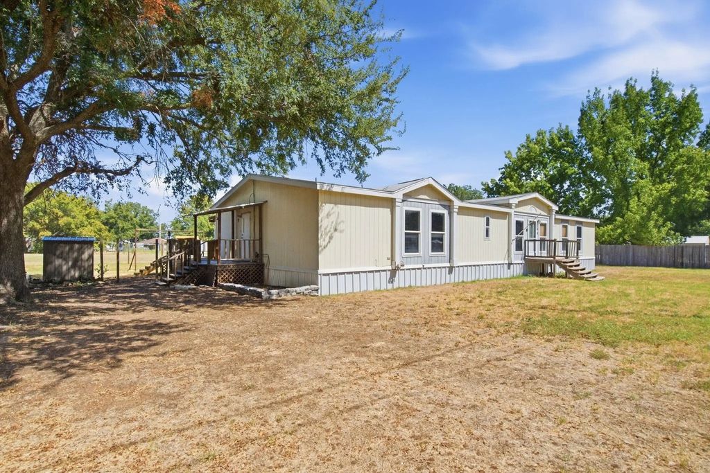 105 Apache Street, Lipan