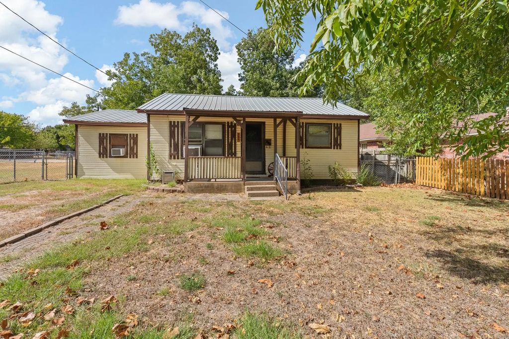 706 W Lone Star Avenue, Cleburne